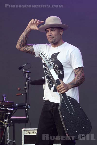 BEN HARPER AND THE INNOCENT CRIMINALS - 2019-07-06 - HEROUVILLE SAINT CLAIR - Chateau de Beauregard - Scene Beauregard - 